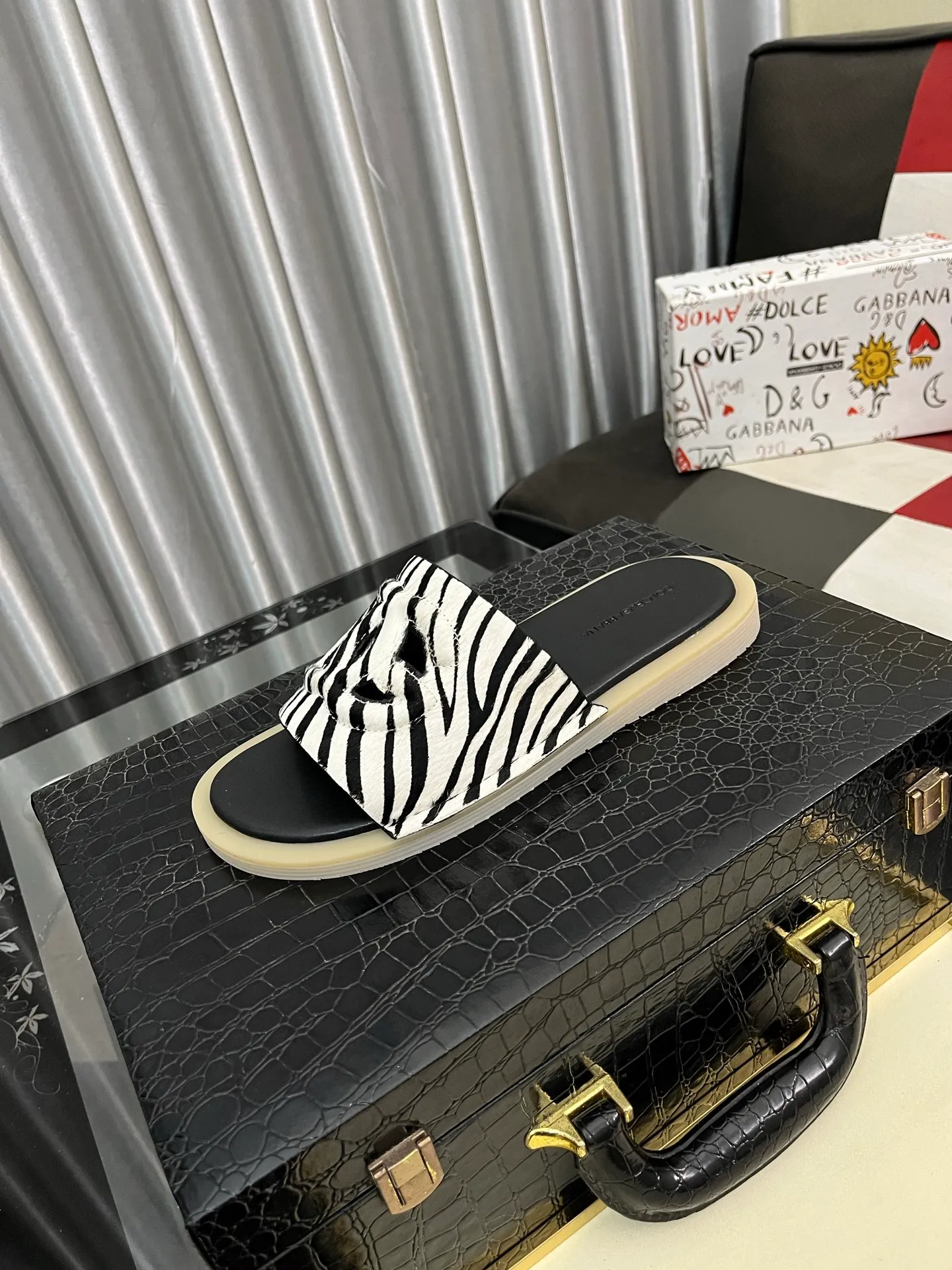 Men's Men's Shoes 💰340⌚️⌚️ (DG) The latest casual slippers are fashionable and versatile, and can add luster to various looks. Create an exquisite design with unique dynamic vitality and modern atmosphere, showing modern elegance. Size: 38-442️⃣Colors available
